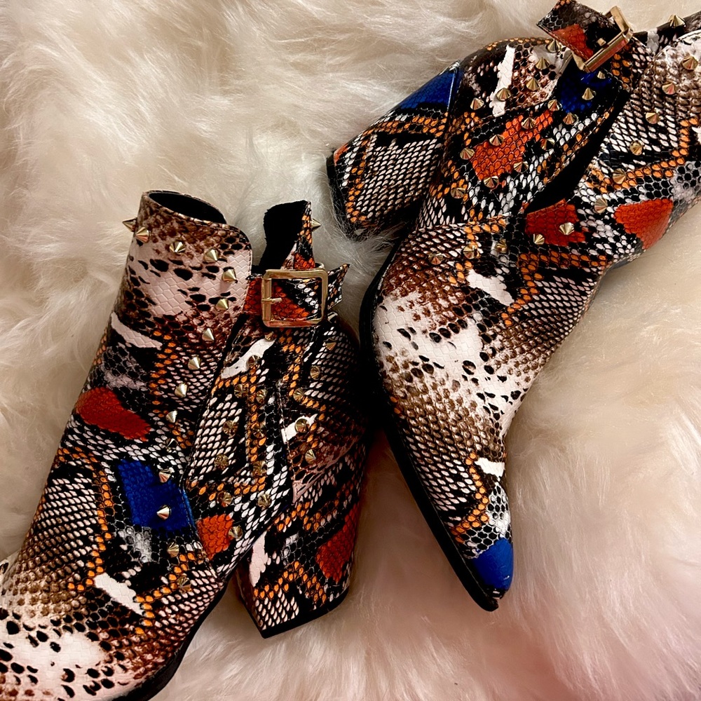 Heeled booties from a vintage store in Joshua Tree 🌵🌵✨✨